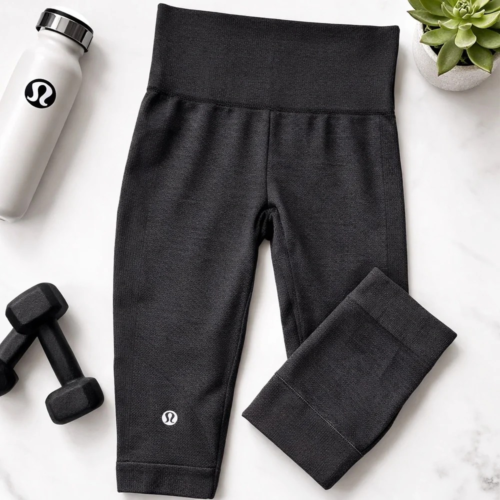 Lululemon Size 10 High Waist Cropped Leggings Black Seamless Yoga Gym Capri